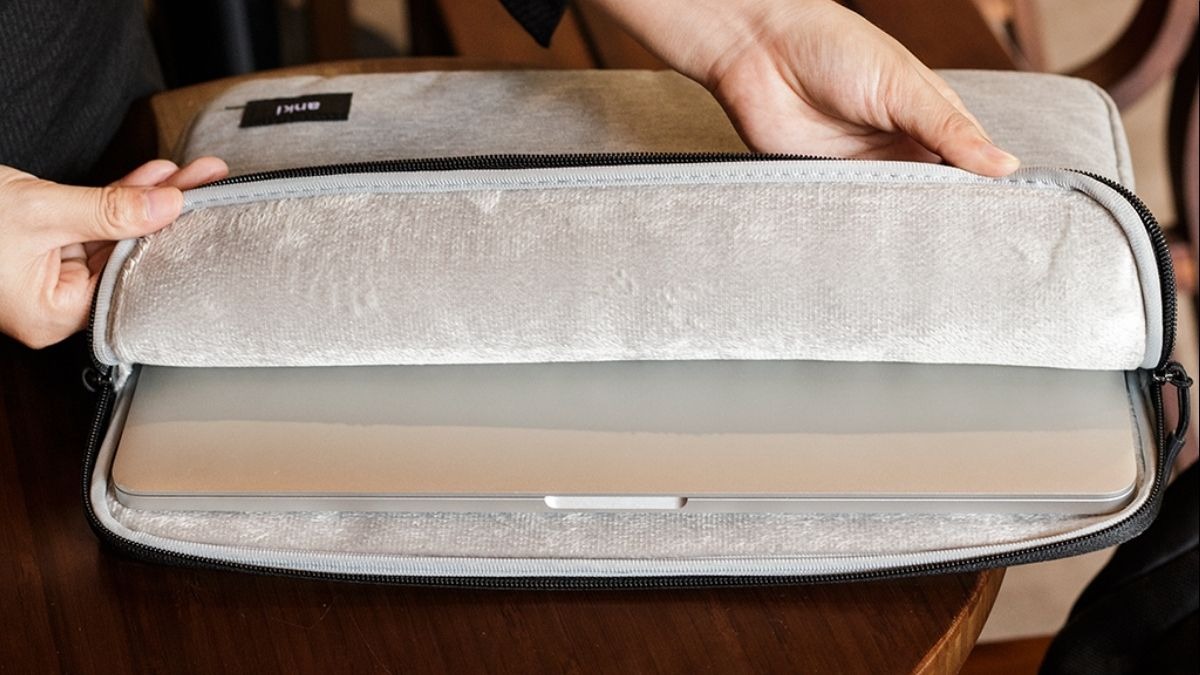 Sử dụng túi chống sốc giúp bảo vệ laptop khỏi va đập khi di chuyển