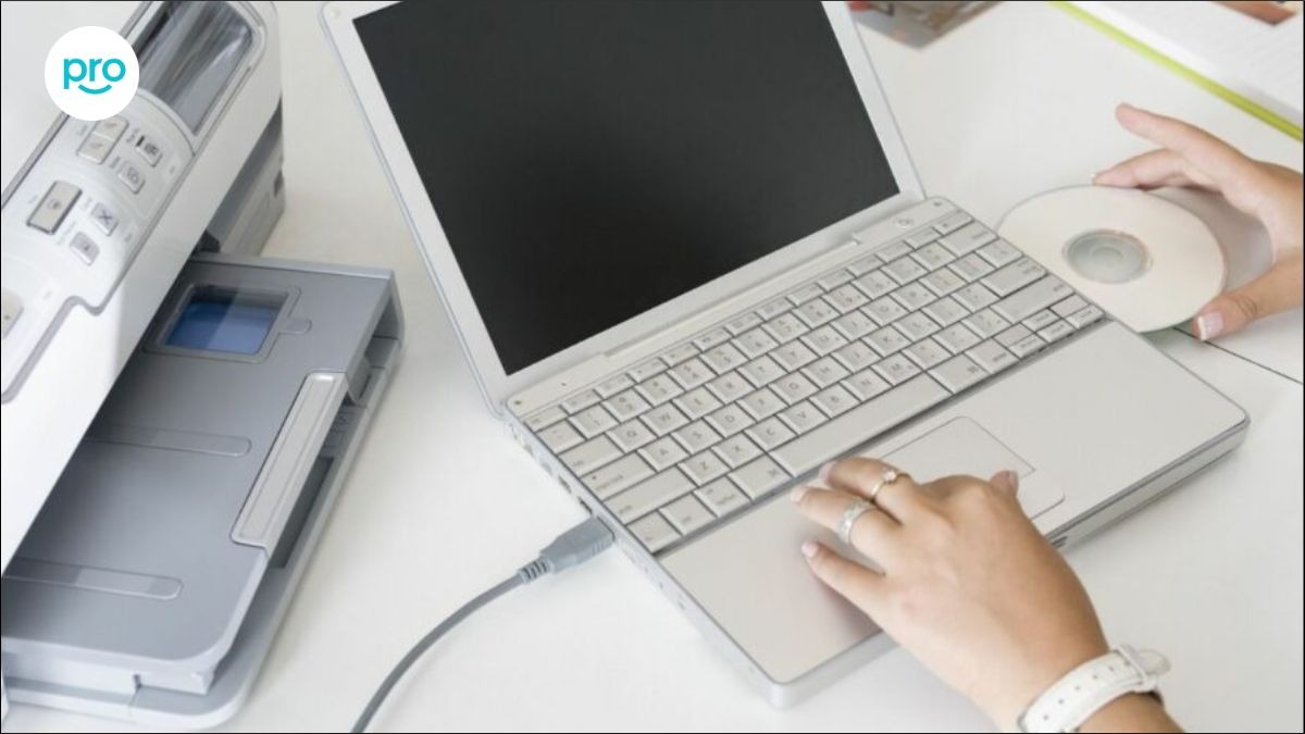 Kết nối laptop với các thiết bị khác (chuột, bàn phím rời, máy in,...) bằng cổng USB hoặc các cổng kết nối tương ứng