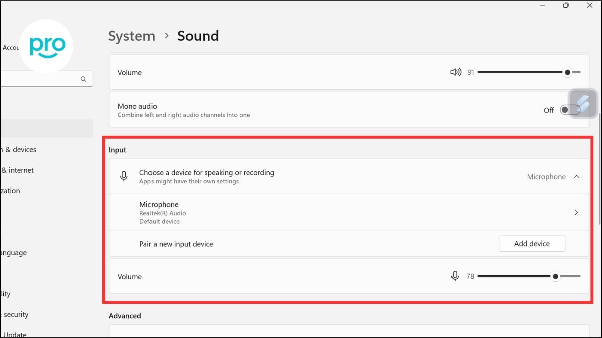 Mở Settings > System > Sound > Vào Input device để điều chỉnh micro