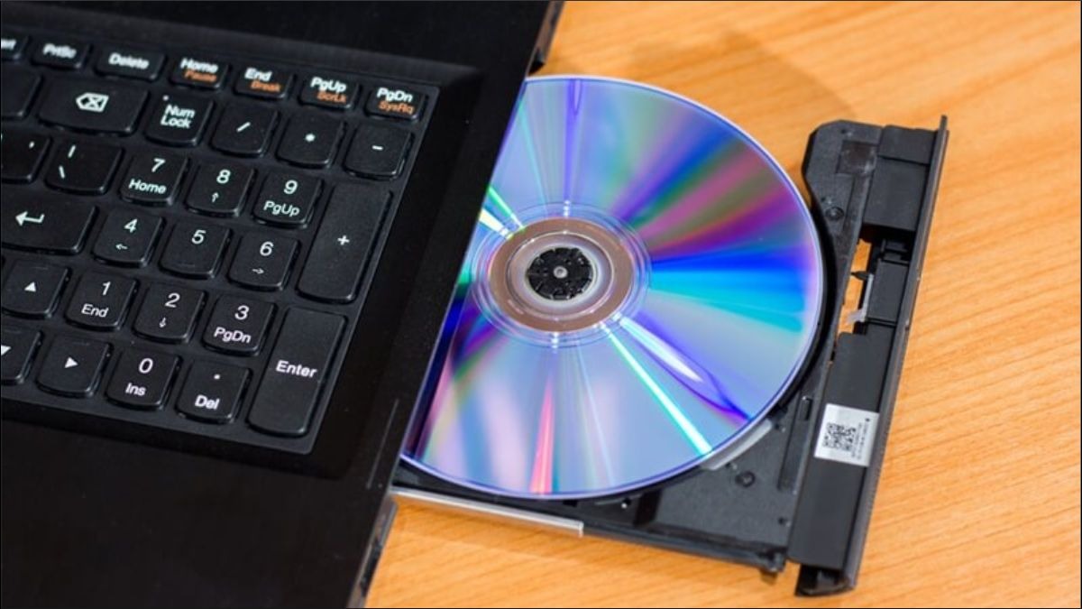 Cho đĩa DVD cài Win vào ổ đĩa > Khởi động lại máy tính > Vào BIOS/UEFI và làm theo hướng dẫn