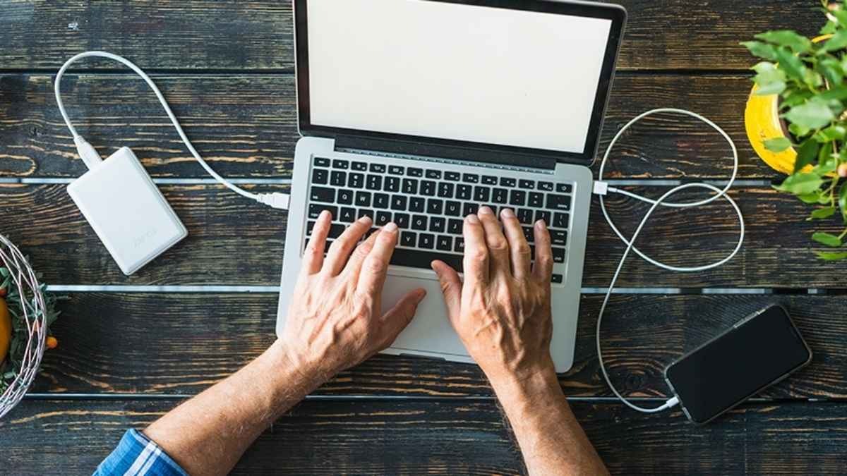 Hoàn toàn có thể vừa sạc pin vừa sử dụng laptop
