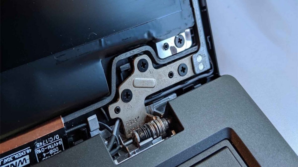 Cáp màn hình bị lỏng, tiếp xúc kém hoặc đứt gãy có thể gây ra hiện tượng màn hình bị đỏ