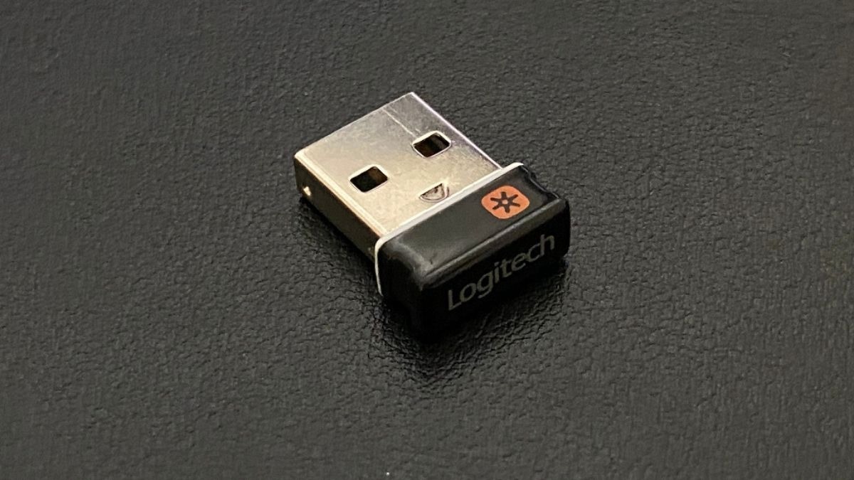 Lấy đầu thu USB Receiver đi kèm với chuột và cắm vào một cổng USB trống trên laptop