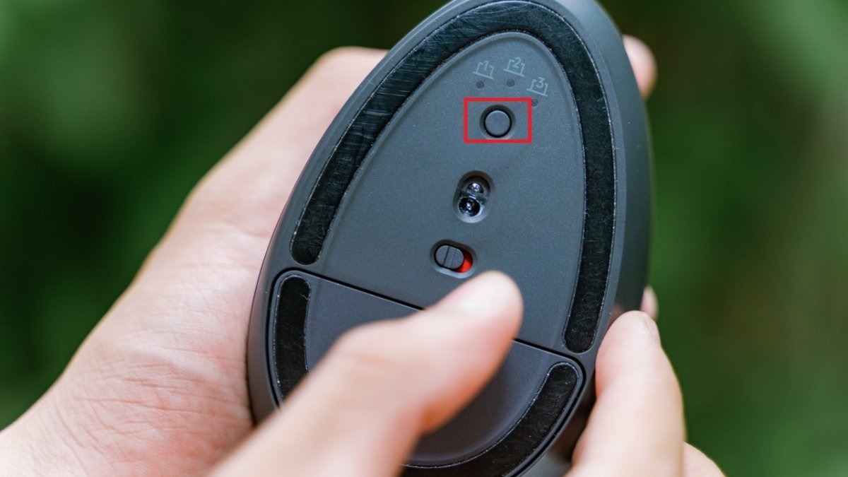 Tìm nút Bluetooth trên chuộtTìm nút Bluetooth trên chuột và nhấn giữ trong vài giây cho đến khi đèn LED nhấp nháy