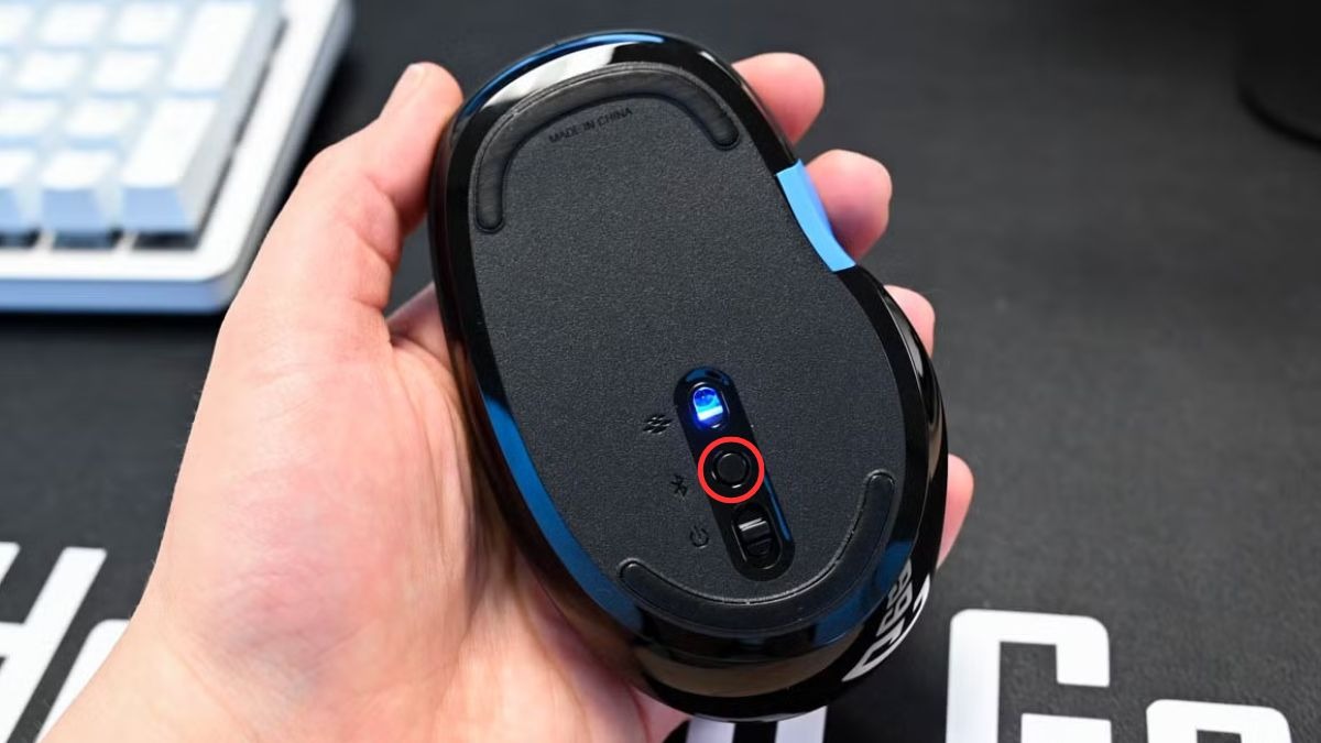 Bật chuột Bluetooth và đặt nó ở chế độ ghép nối (pairing mode).
