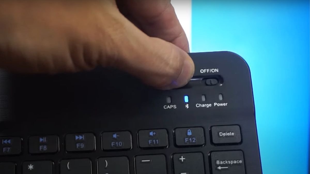 Bật bàn phím Bluetooth và kích hoạt chế độ ghép nối (pairing mode).