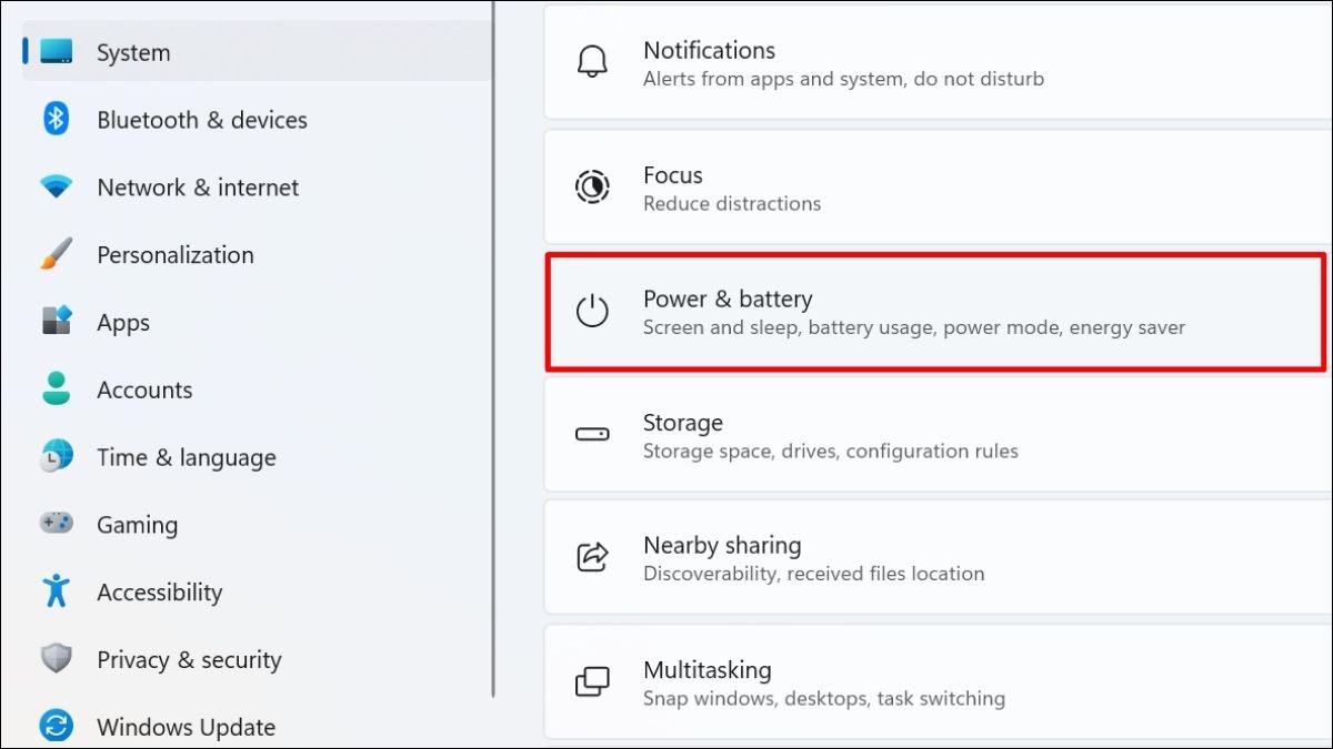 Trong danh sách các mục ở khung bên phải, bạn tìm và chọn Power & battery