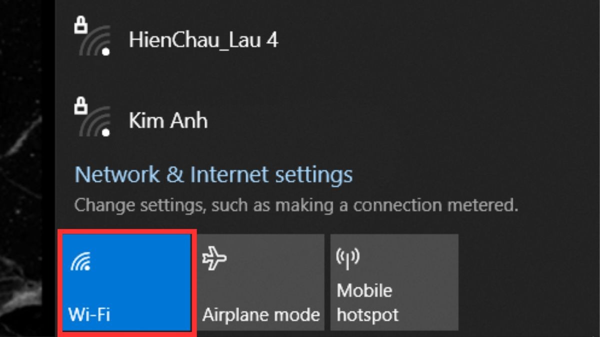Đảm bảo WiFi trên laptop đã được bật.