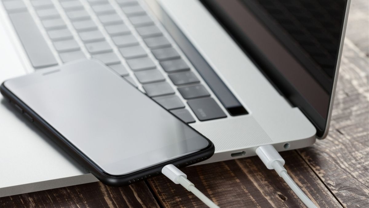Kết nối iPhone với MacBook bằng cáp tương thích