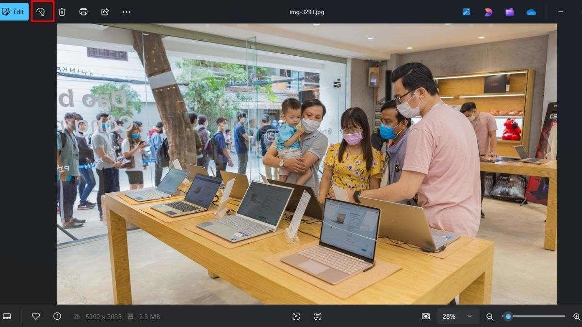 Chức năng Rotate (Xoay) trong Photo Windows có thể chỉnh lại chiều ảnh