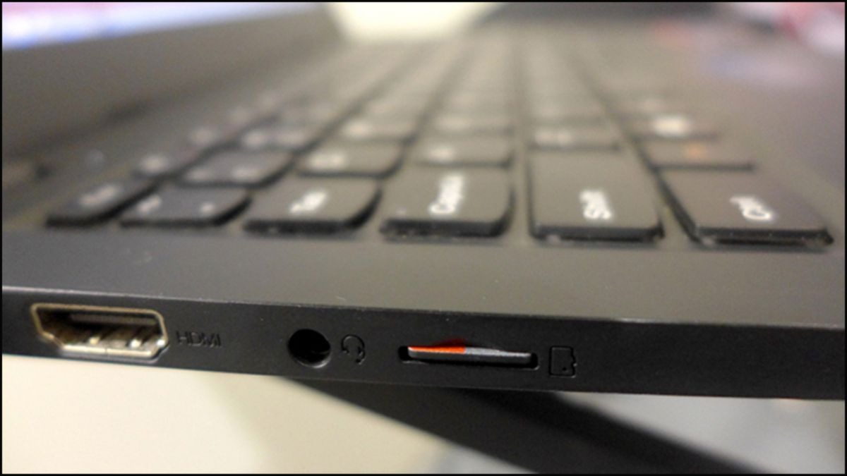 Khe cắm thẻ nhớ tích hợp trên laptop có thể bị bám bụi bẩn sau thời gian dài sử dụng
