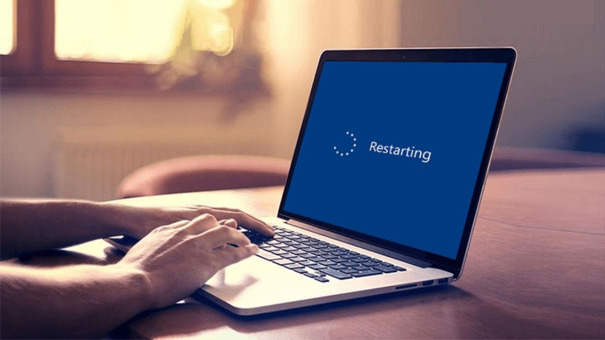Khởi động lại Laptop có thể giải quyết sự cố do xung đột phần mềm hoặc dịch vụ bị treo
