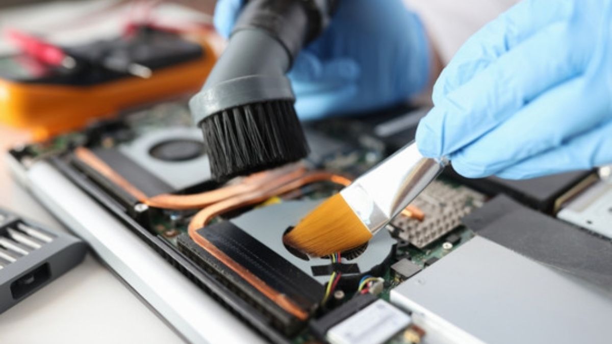 Bạn lau nhẹ nhàng các điểm tiếp xúc bên trong khe cắm để không làm cong chân tiếp xúc