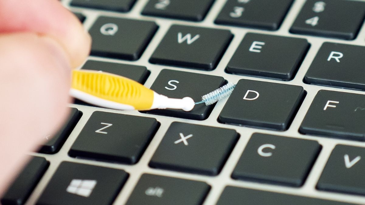 Vệ sinh laptop.