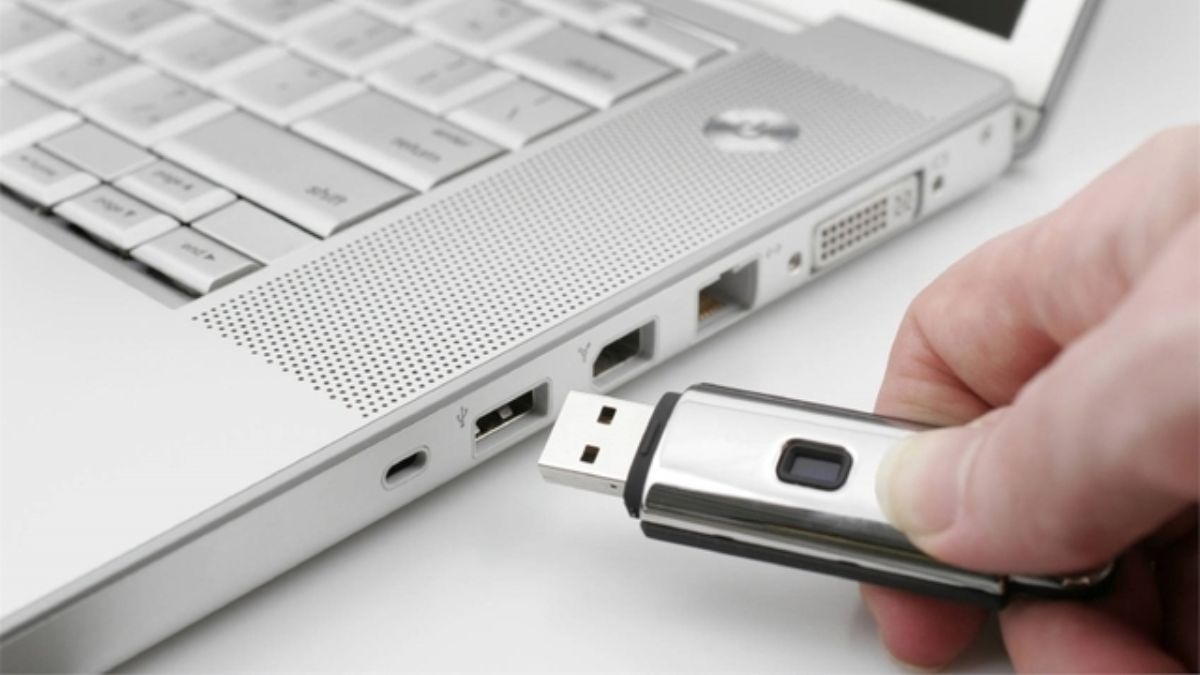 Cắm USB boot vào máy tính