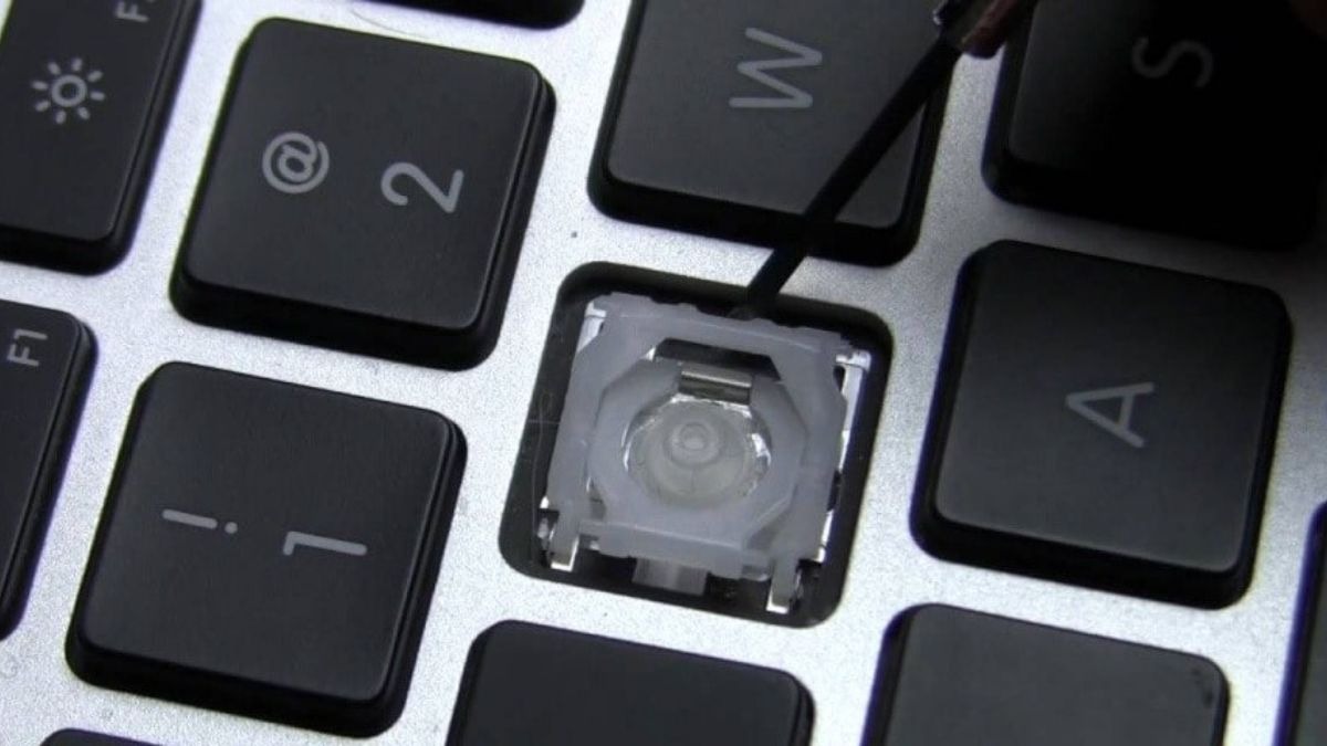 Nếu không chắc chắn, bạn nên mang máy đến trung tâm sửa chữa uy tín 