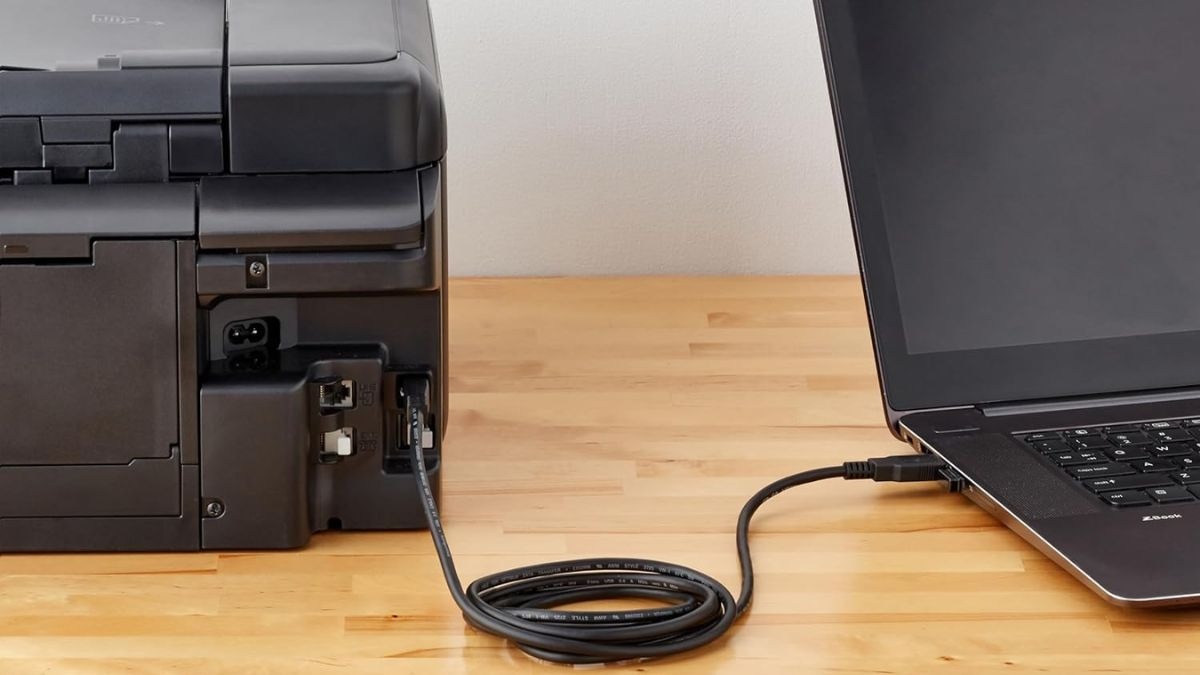 Kết nối máy in với laptop bằng USB.
