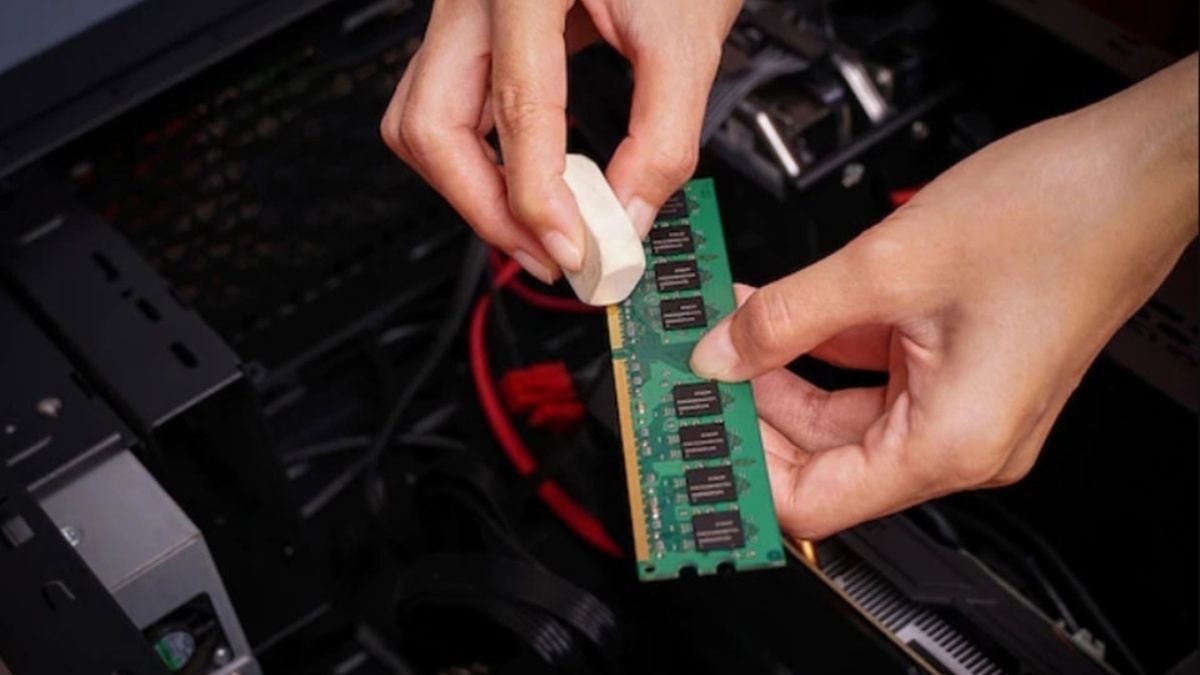 Bạn dùng cục tẩy sạch chà nhẹ lên phần chân tiếp xúc màu vàng của RAM