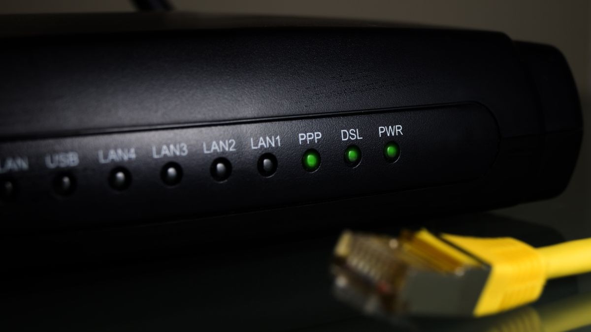 Bạn kiểm tra đèn tín hiệu trên modem/router xem đèn sáng có ổn định không