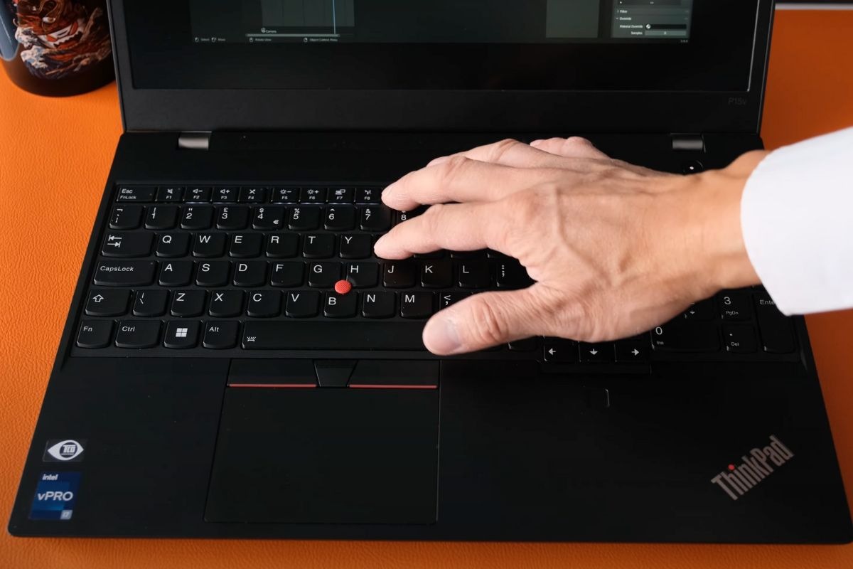 Trải nghiệm bàn phím và touchpad trên ThinkPad P15v Gen 2