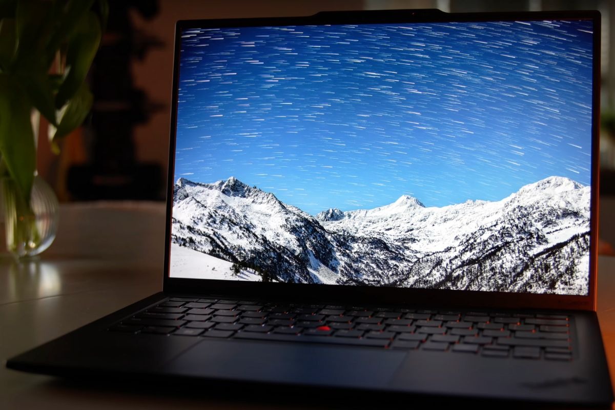 Lenovo ThinkPad X1 Carbon Gen 12 có màn hình chi tiết sắc nét