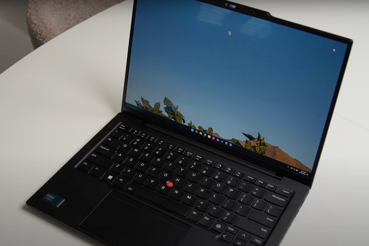 Về khối lượng, máy có kích thước nhỏ gọn 14 inch, trọng lượng chỉ 1.09kg