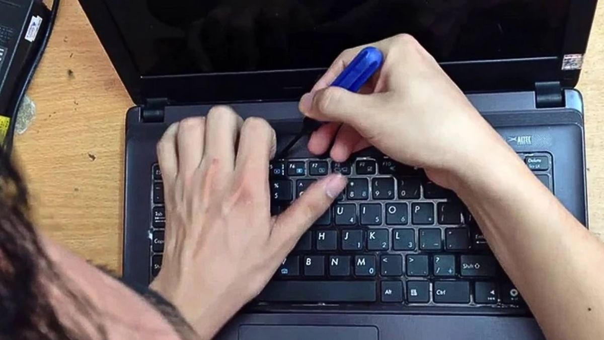 Dùng que nhựa mỏng hoặc vật mềm cạy nhẹ nút