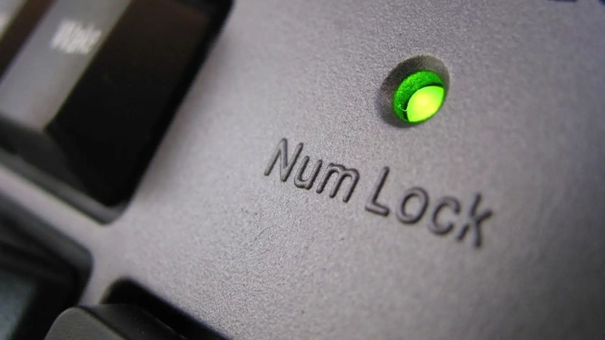 Nhấn phím Numlock và quan sát đèn trên bàn phím.