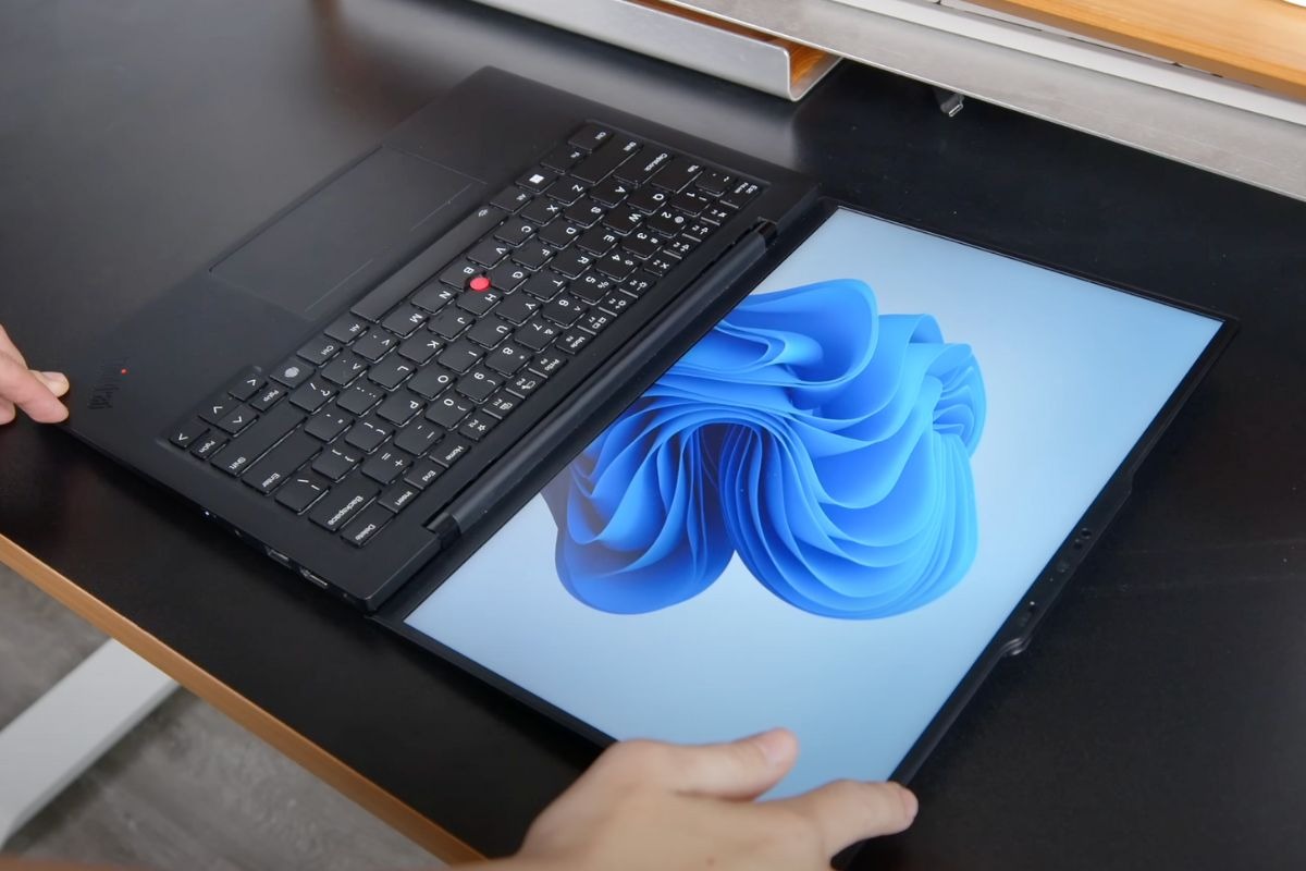 Bản lề của máy cho phép gập mở lên tới 180 độ