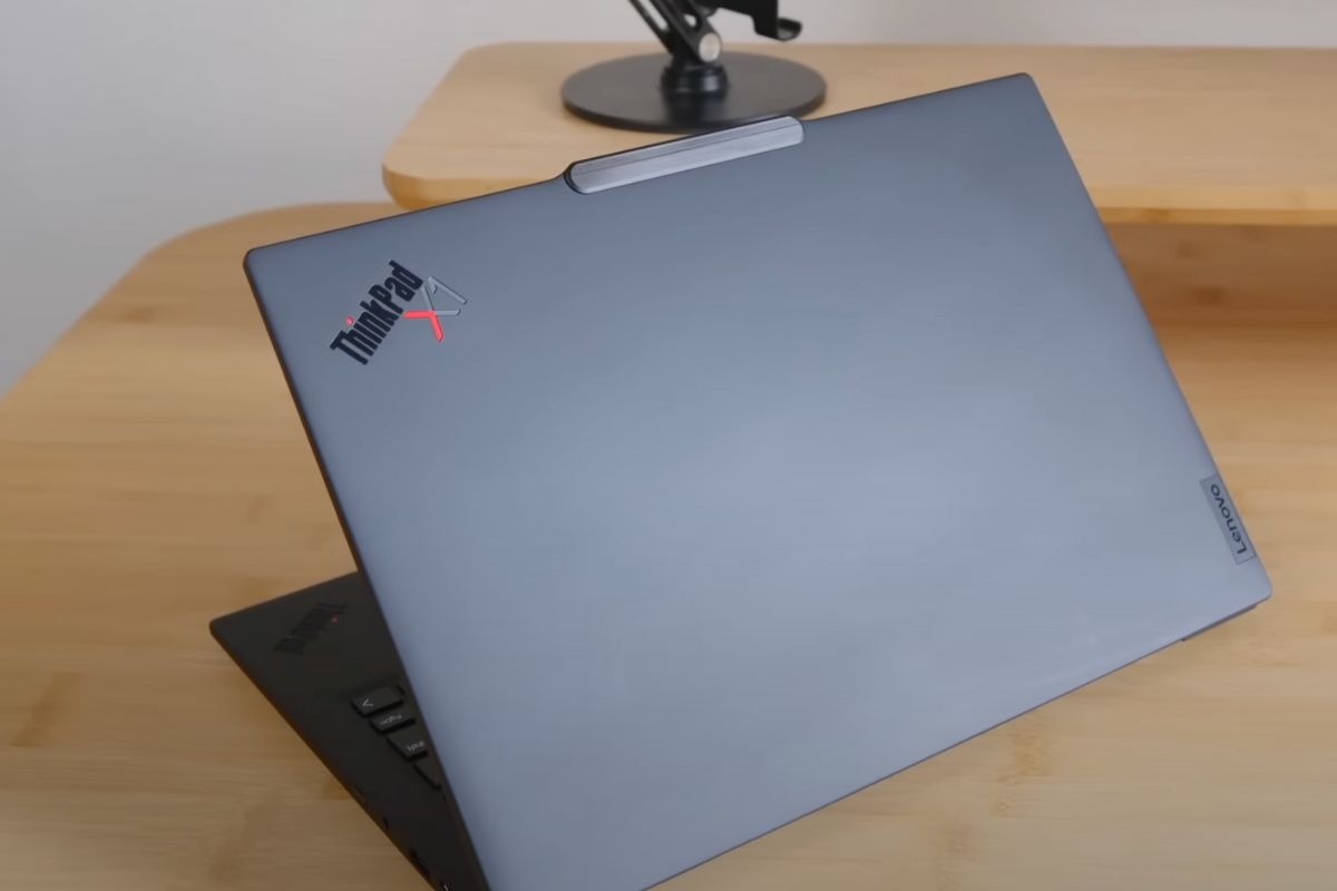 Lenovo ThinkPad X1 Carbon Gen 12 sở hữu thiết kế sang trọng, gọn nhẹ
