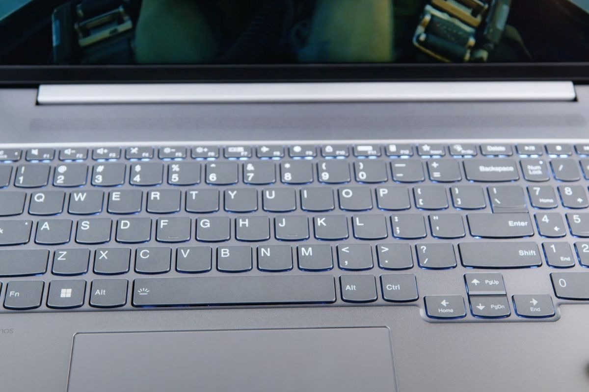 Trải nghiệm bàn phím và touchpad trên Lenovo IdeaPad Slim 5 16 2025