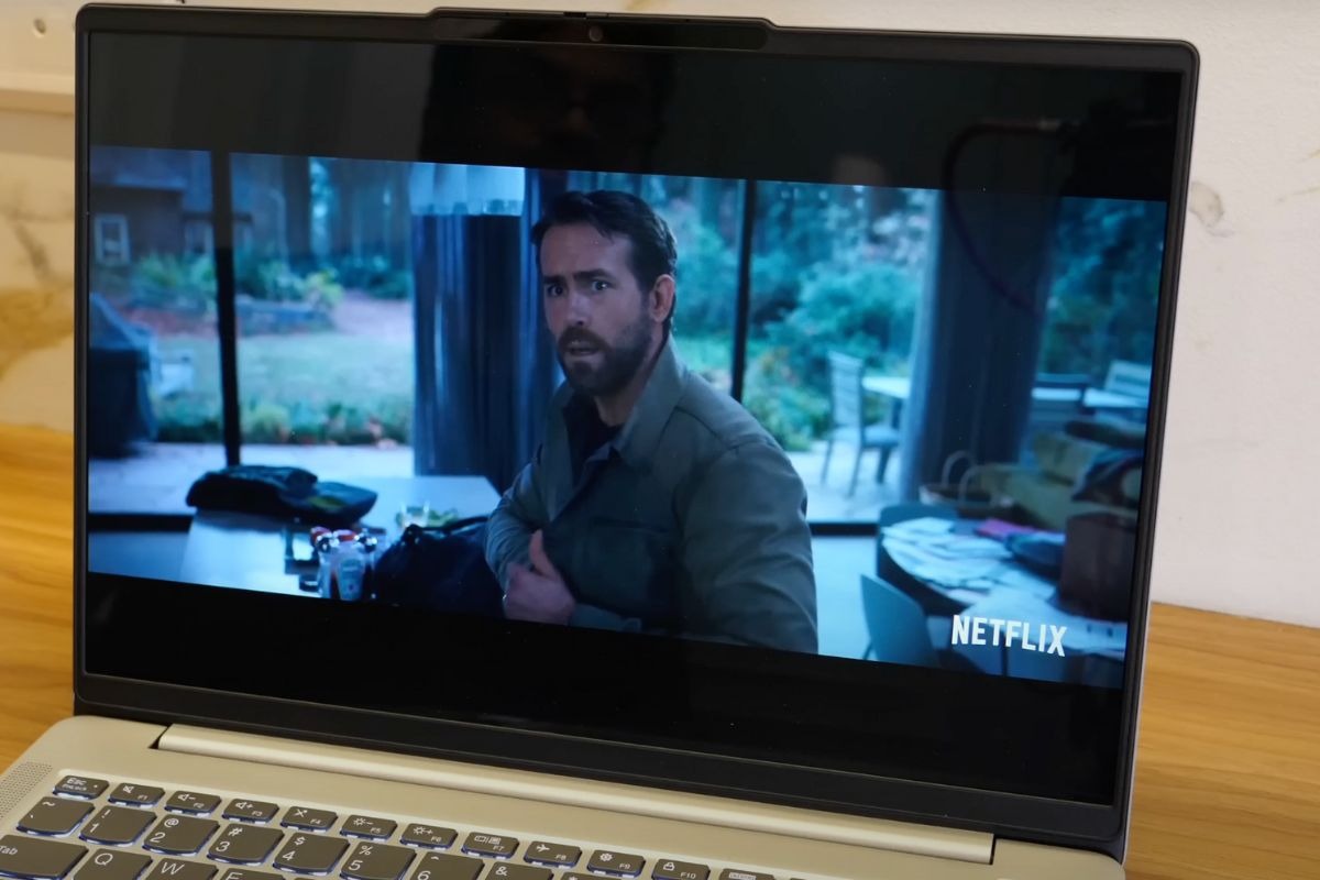 Lenovo IdeaPad Slim 5 14IMH9 có màn hình rực rỡ, sắc nét