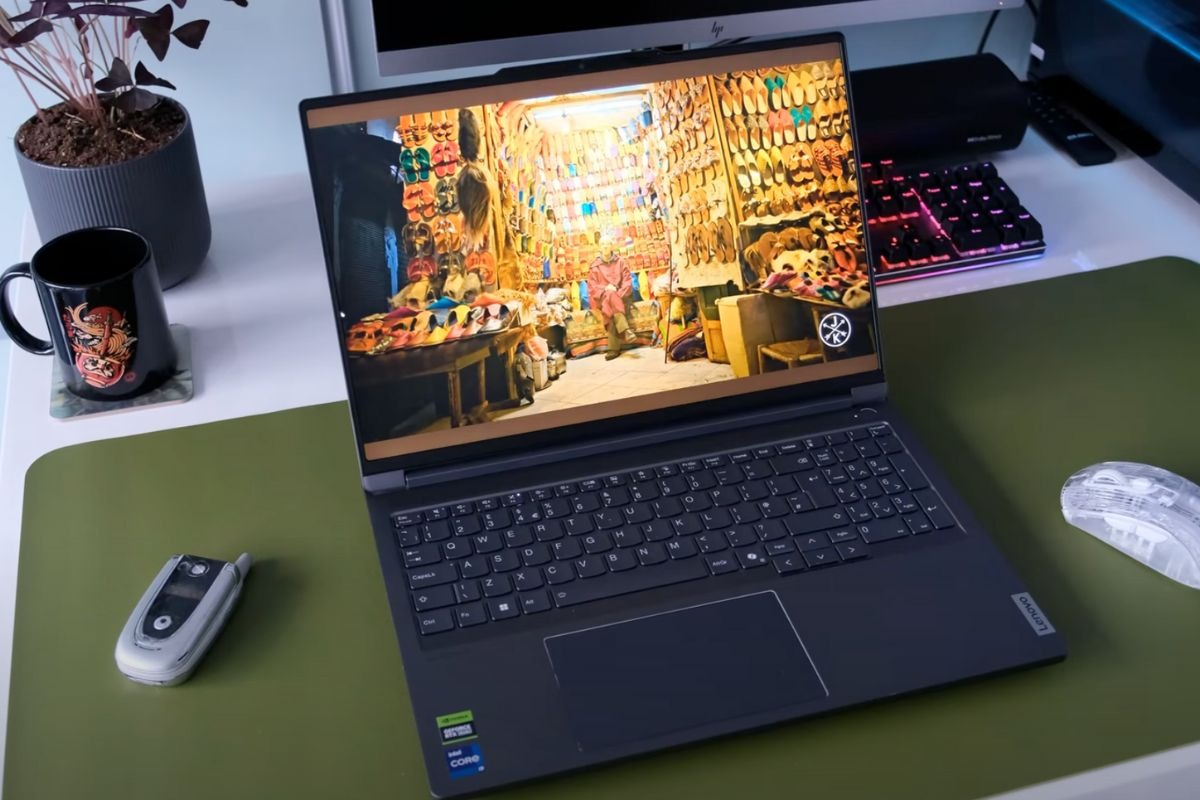 Với kích thước 354mm x 258mm x 19.9mm và trọng lượng khoảng 2.2kg