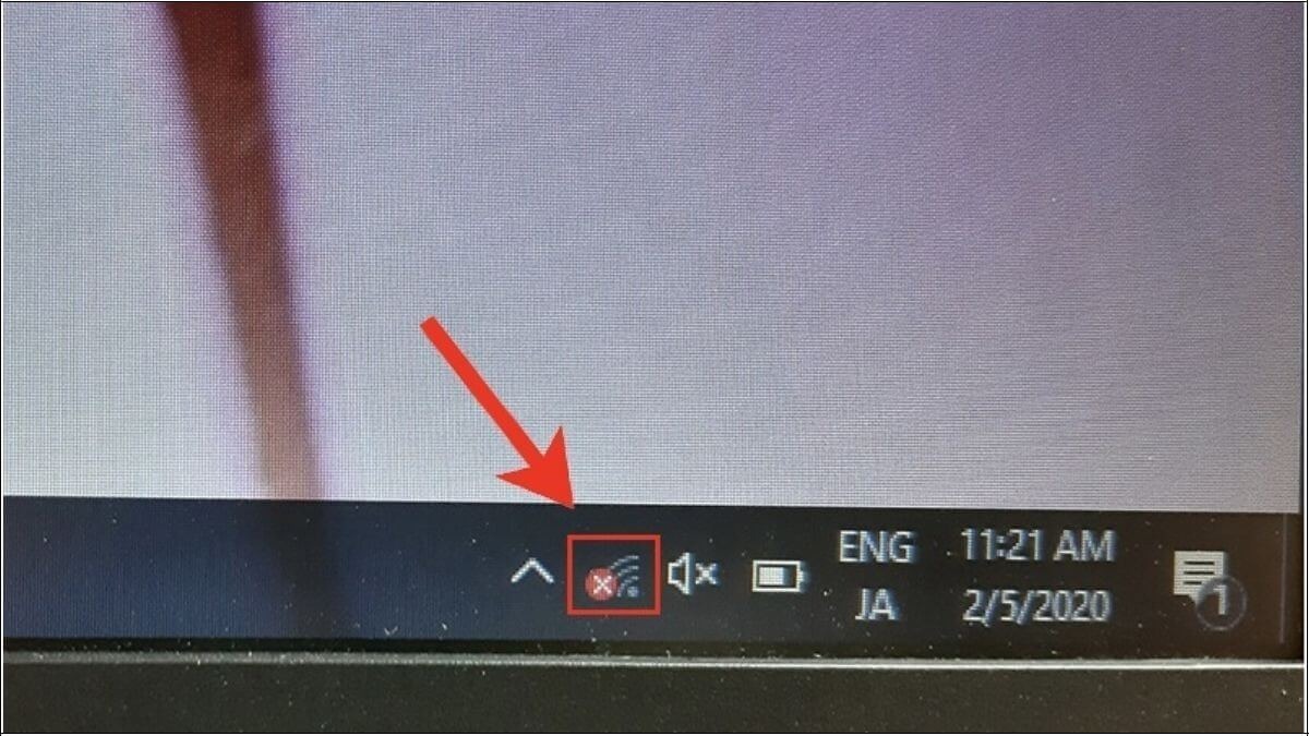 Thanh taskbar của laptop hiển thị dấu gạch chéo đỏ, điều này báo hiệu laptop đã hoàn toàn mất kết nối wifi