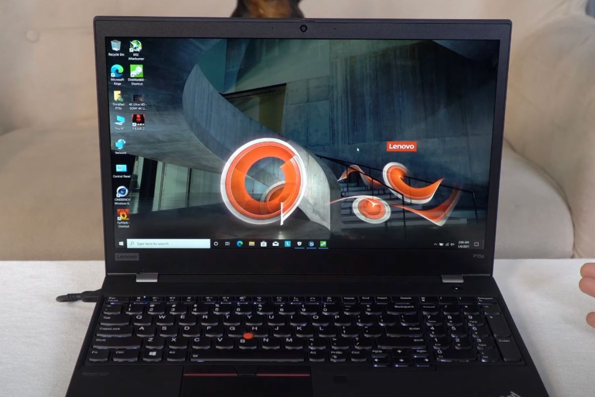 Máy nặng khoảng 1.75kg và dày gần 2cm