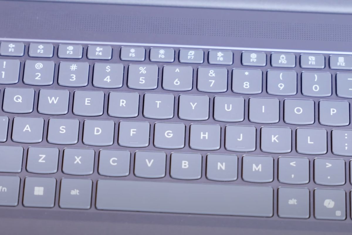 Trải nghiệm bàn phím và touchpad trên Lenovo IdeaPad Slim 3 16IRH10
