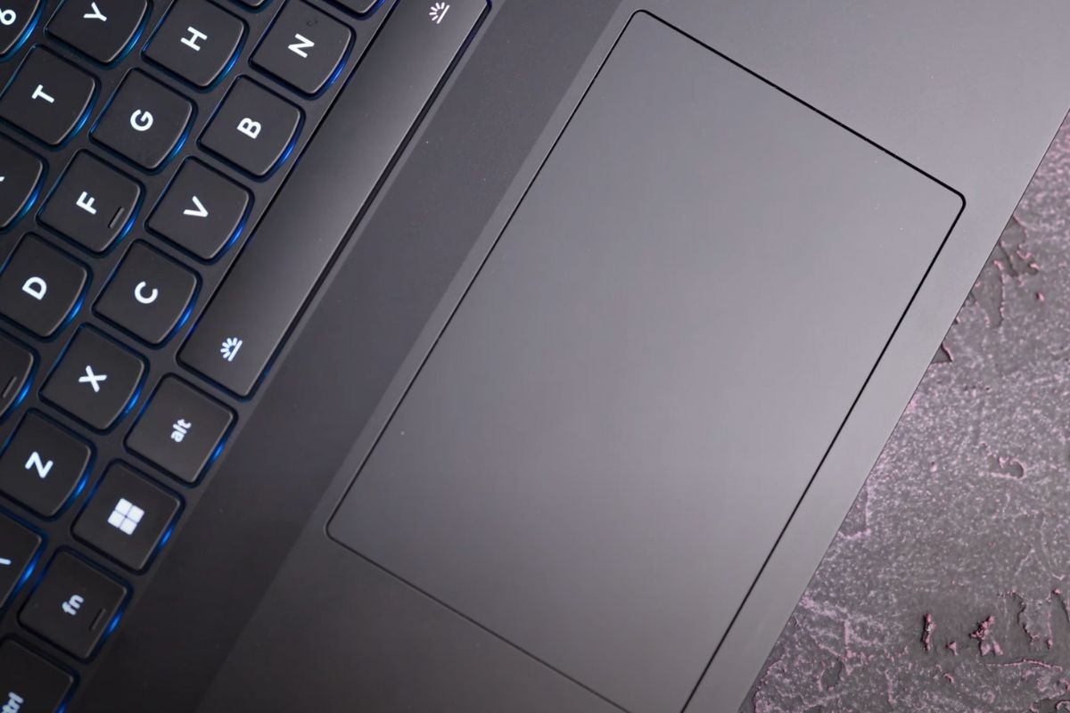 Về phần touchpad, mình đánh giá cao độ rộng và độ nhạy của nó