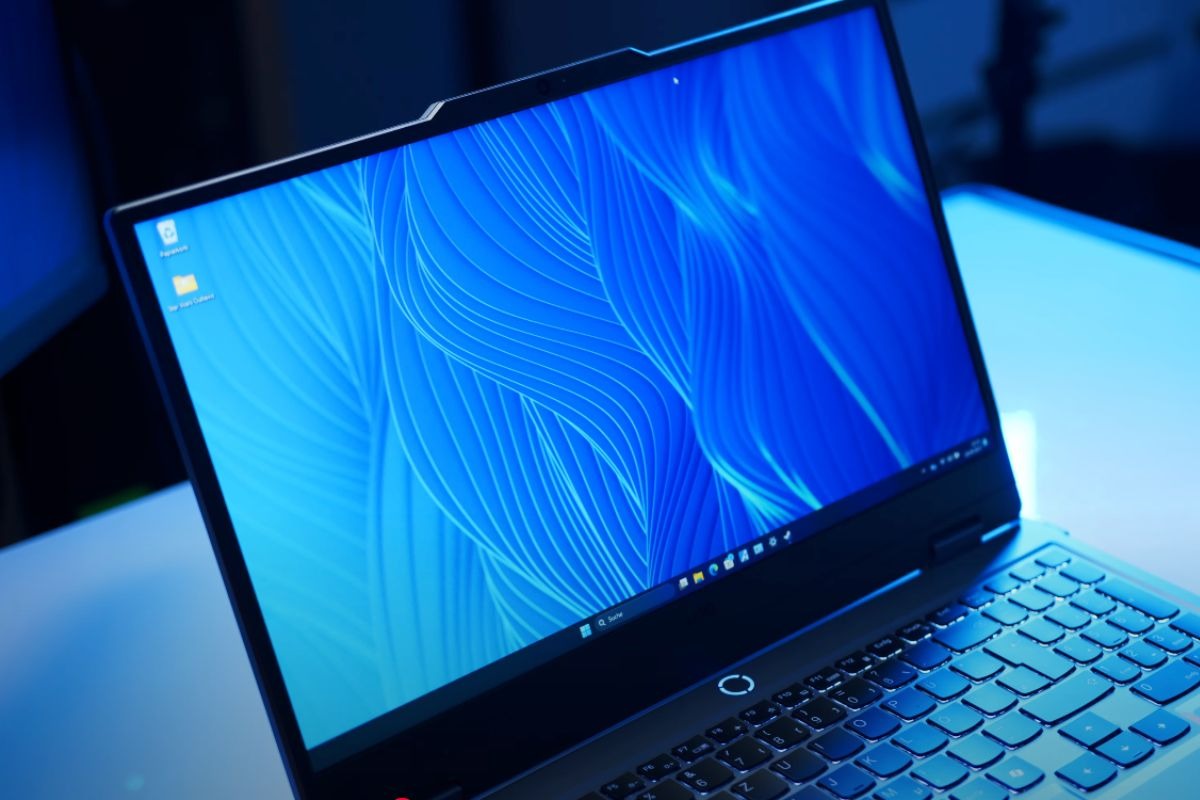 Về màu sắc thì đúng là Lenovo làm rất chỉn chu. Màn hình này dùng tấm nền IPS với độ sáng 300 nits, phủ màu 100% sRGB