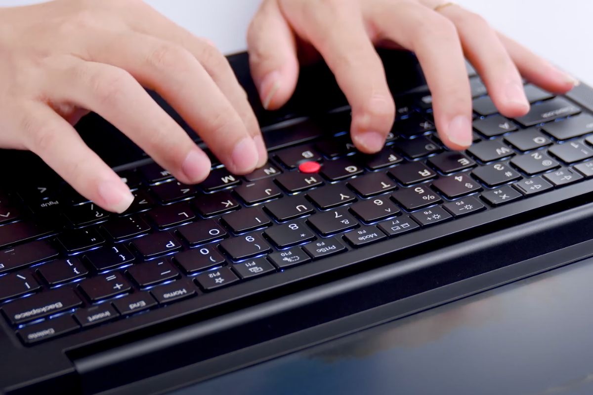 Trải nghiệm bàn phím và touchpad trên Lenovo ThinkPad E14 Gen 7
