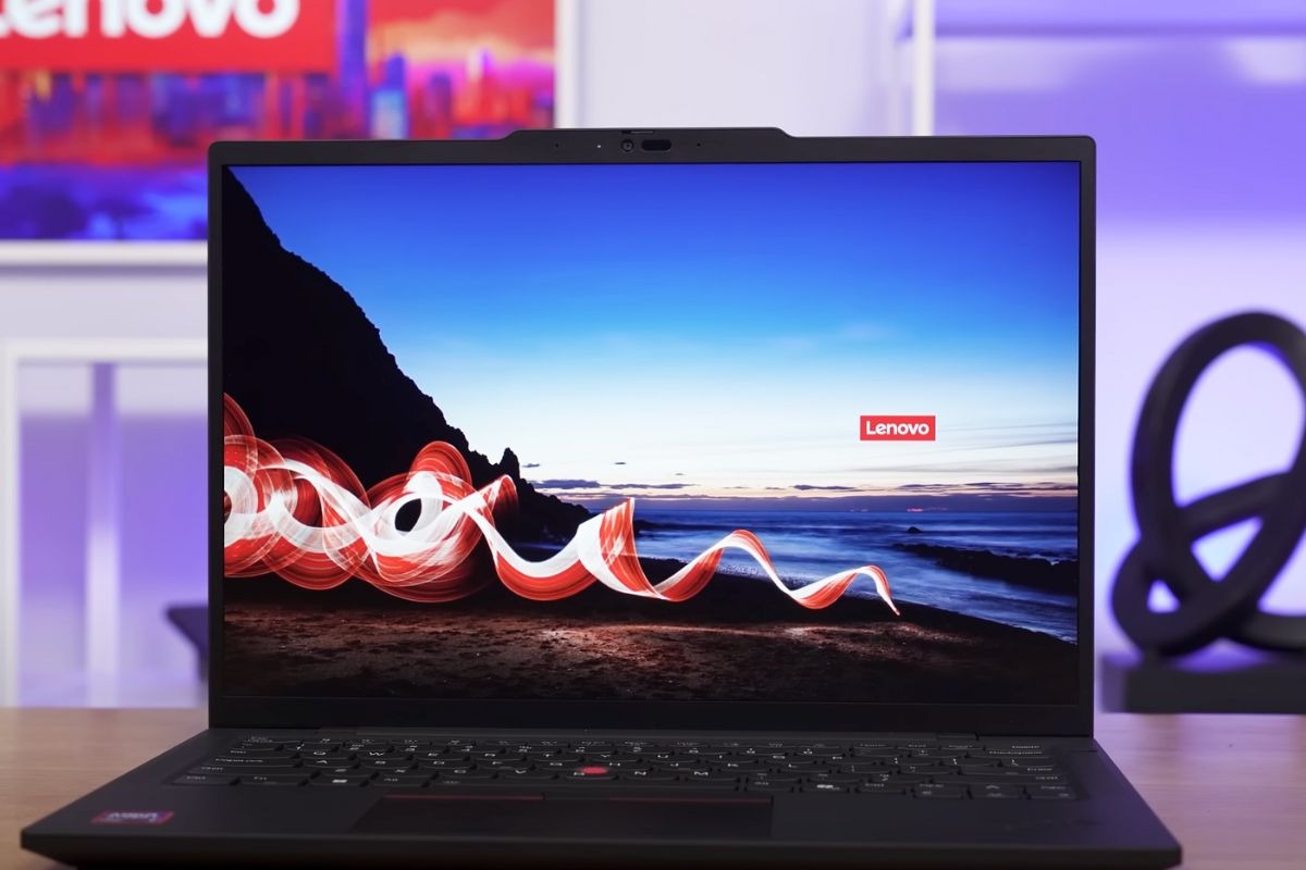 Một điểm cộng khác là bản lề của máy cho phép gập mở 180 độ