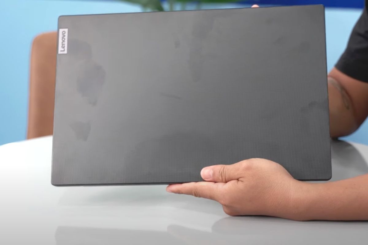 Lenovo V15 G5 IRL sở hữu thiết kế quen thuộc, dễ dàng nhận diện