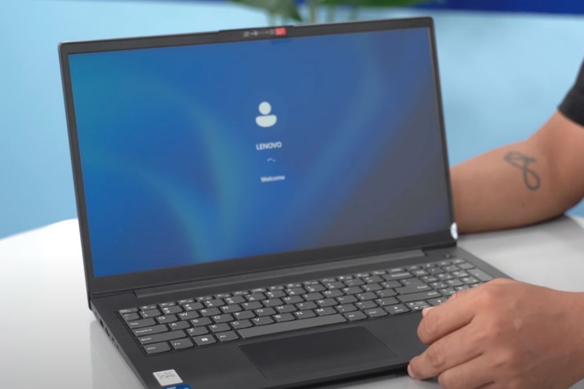 Lenovo V15 G5 IRL được trang bị đầy đủ các cổng kết nối cần thiết