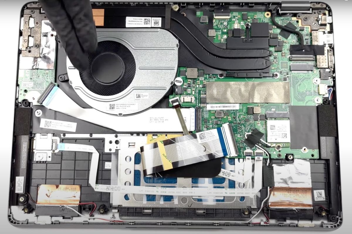 Một điểm cộng nữa là máy được trang bị sẵn RAM 16GB LPDDR4x