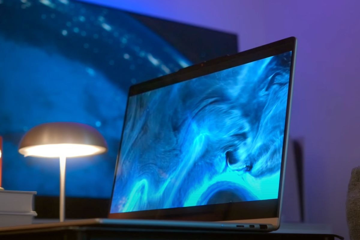 Lenovo Yoga 7 2-in-1 14ILL10 có màn hình cảm ứng chất lượng cao