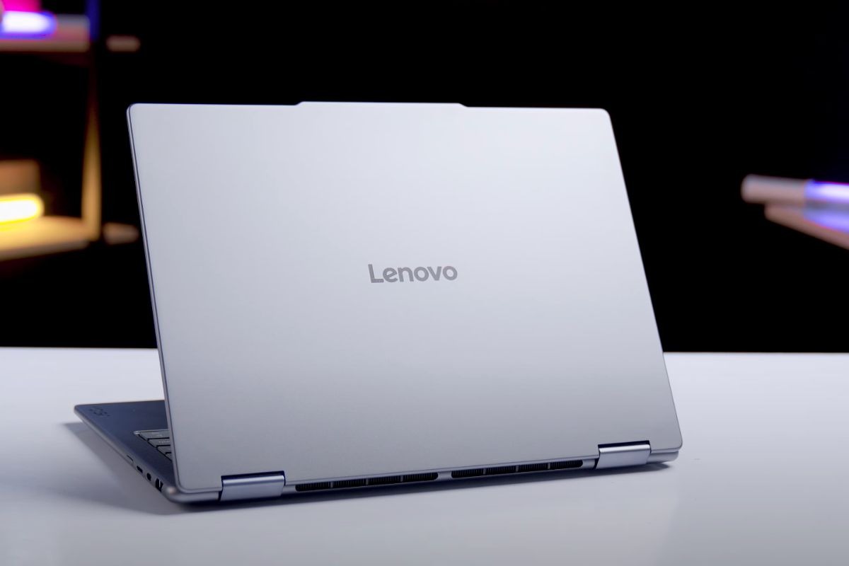 Lenovo Yoga 7 2-in-1 14ILL10 sở hữu ngoại hình mỏng nhẹ, có khả năng xoay gập 360 độ