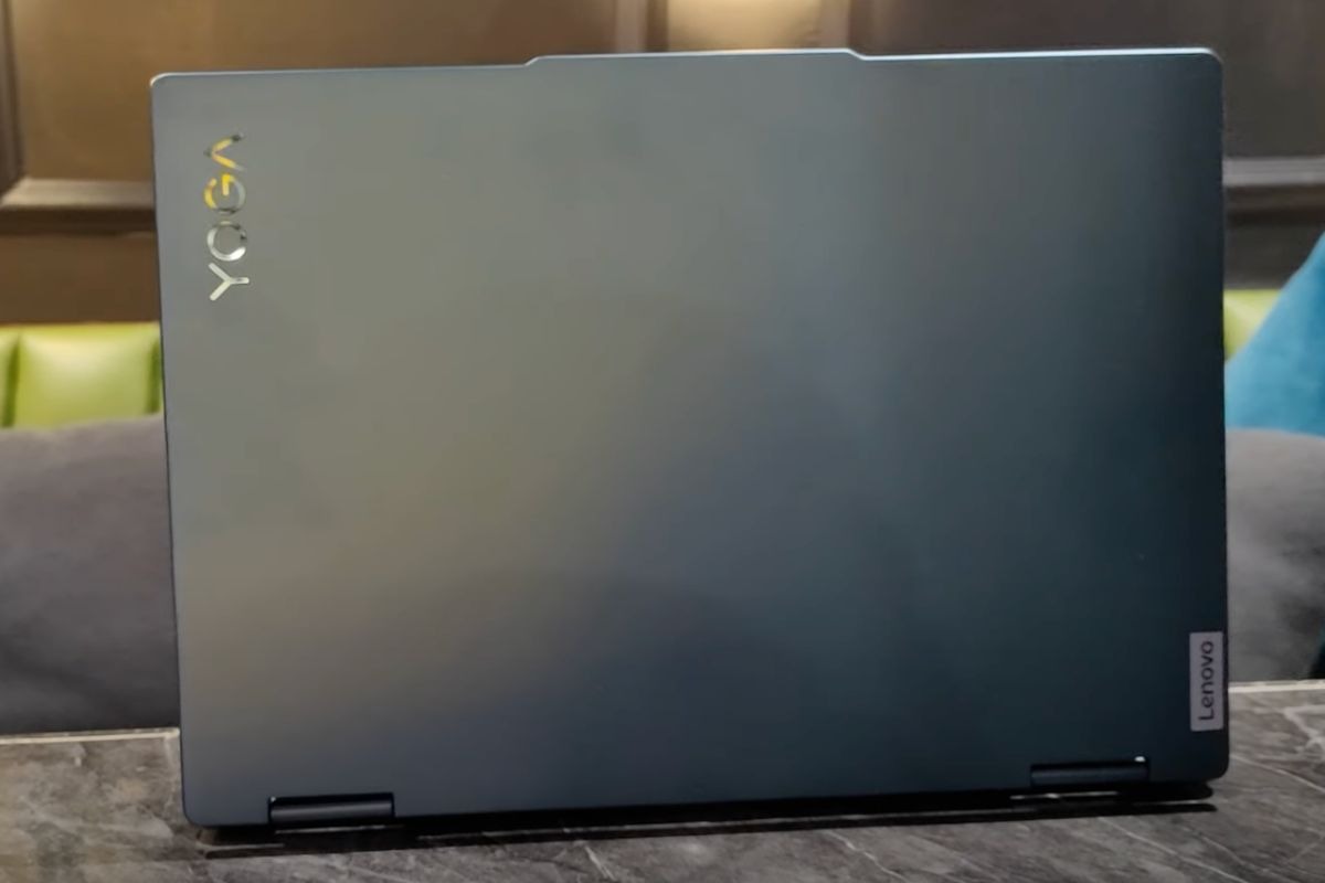 Lenovo Yoga 7 2-in-1 14IML9 có ngoại hình mỏng nhẹ, bản lề xoay gập 360 độ linh hoạt