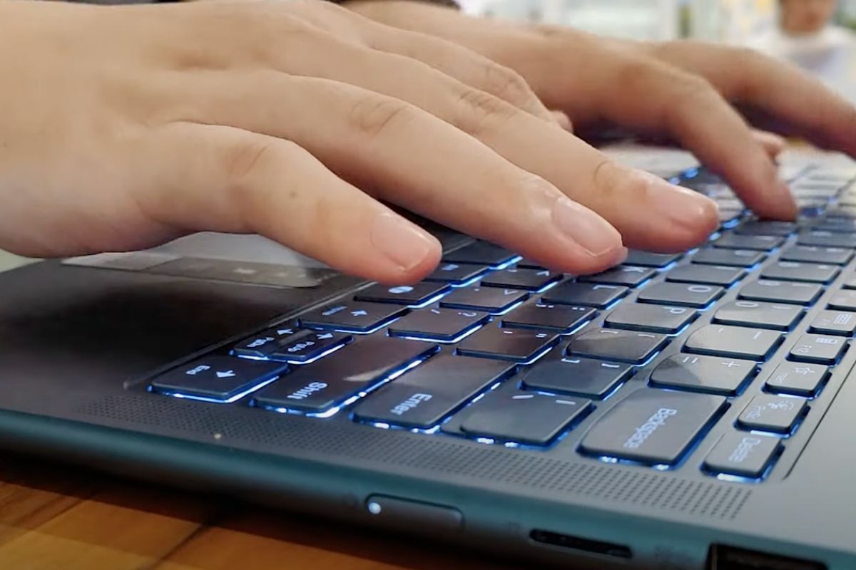 Trải nghiệm bàn phím và touchpad trên Lenovo Yoga 7 2-in-1 14IML9