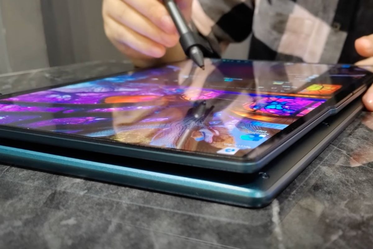 Một điểm cộng lớn nữa là màn hình này có hỗ trợ cảm ứng đa điểm