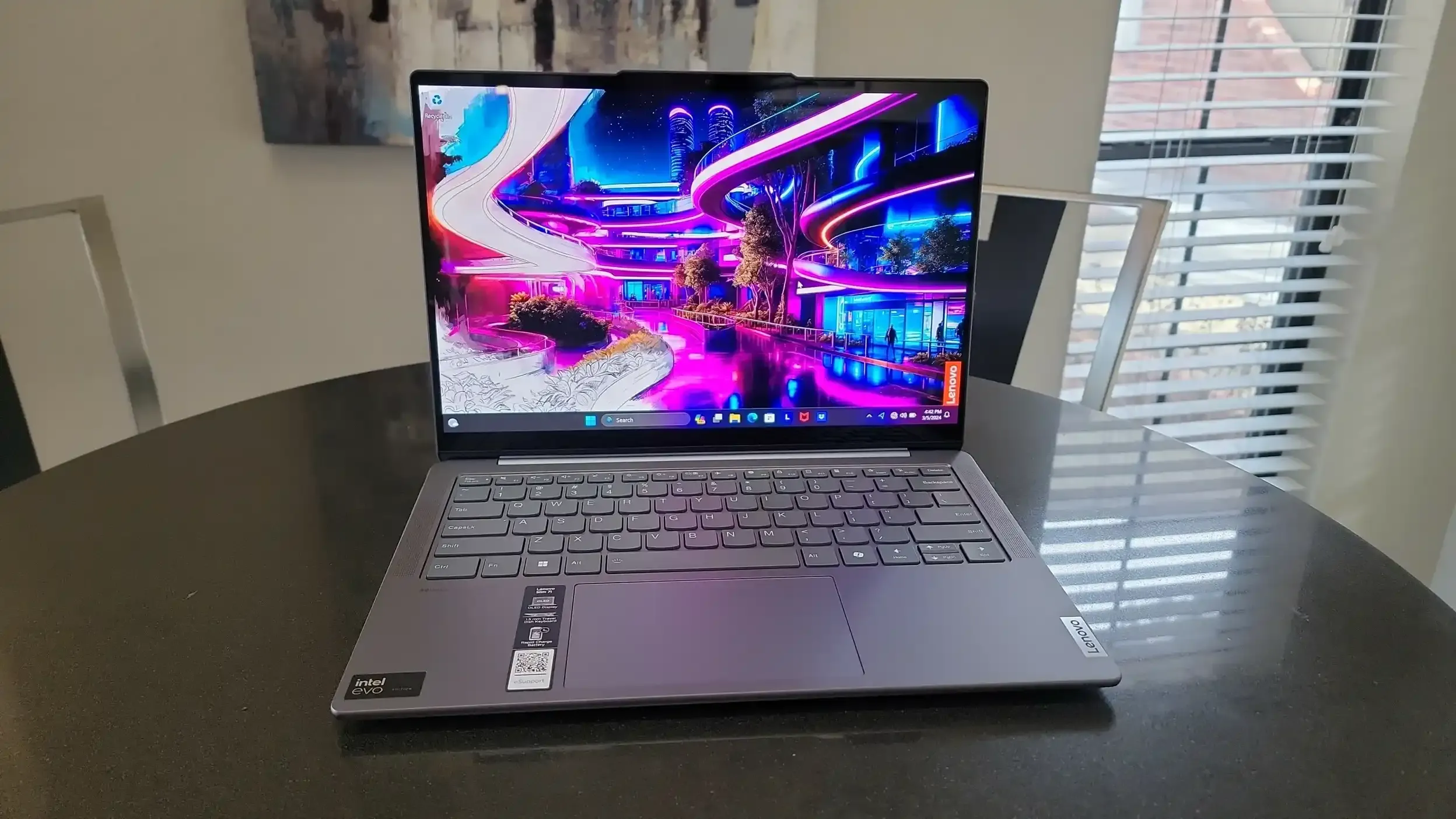 Lenovo Slim 7 IMH9 với thiết kế tinh gọn, cấu hình mạnh mẽ