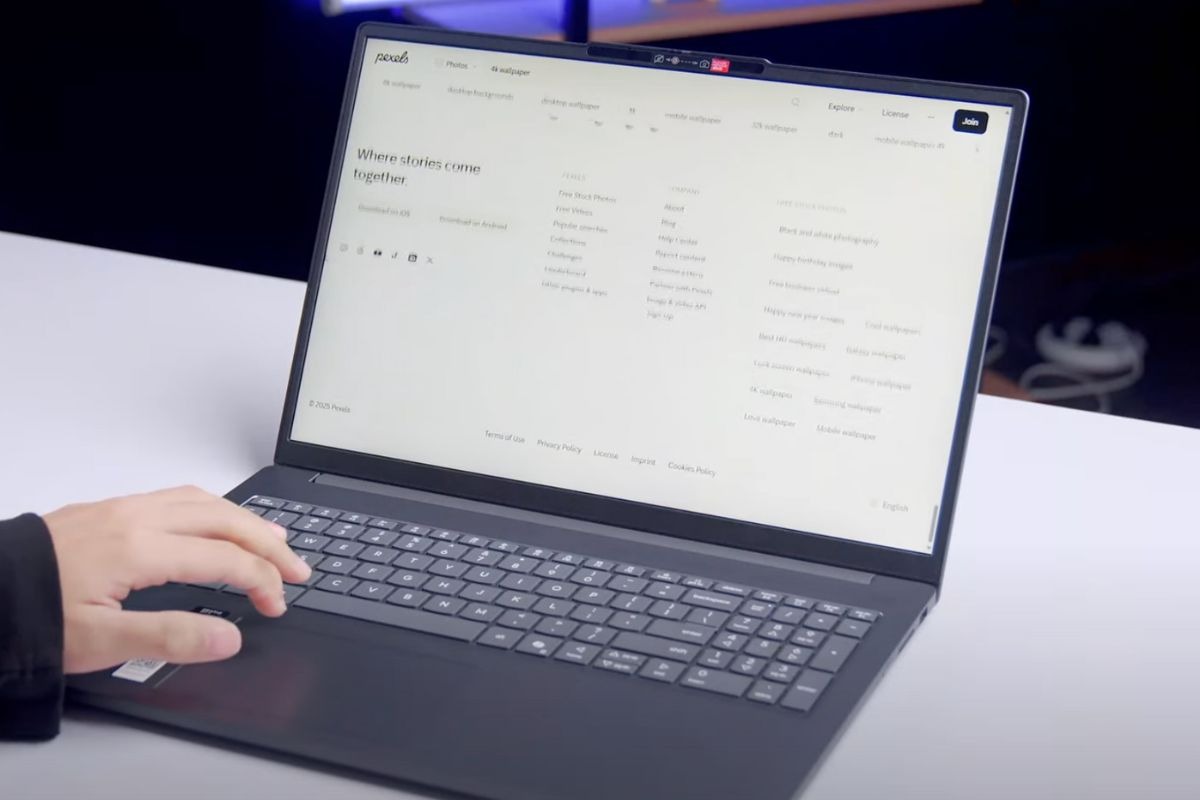 Máy dùng GPU tích hợp Intel UHD Graphics